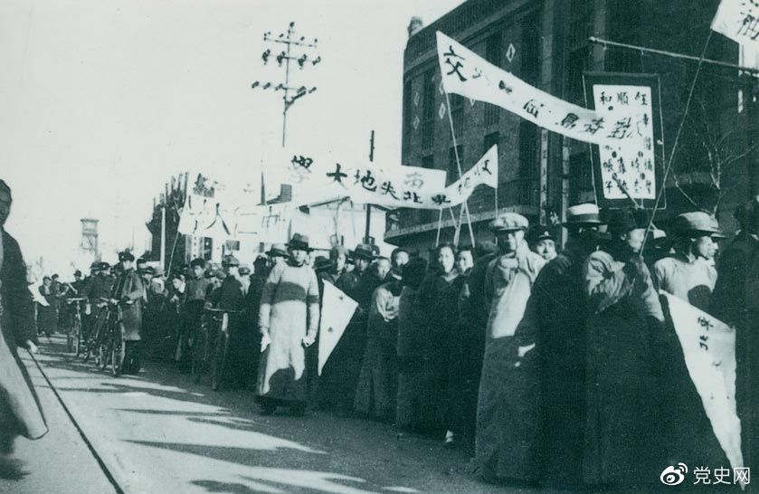 1935年12月9日，中国共产党领导北平学生掀起声势浩大的抗日救亡运动，并迅速波及全国，形成抗日救国的新高潮。图为游行队伍。